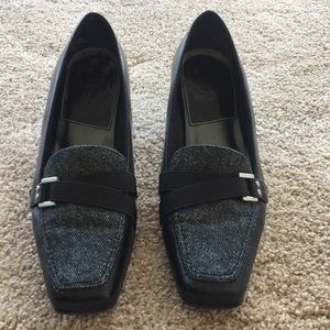 Black heels with herringbone accent